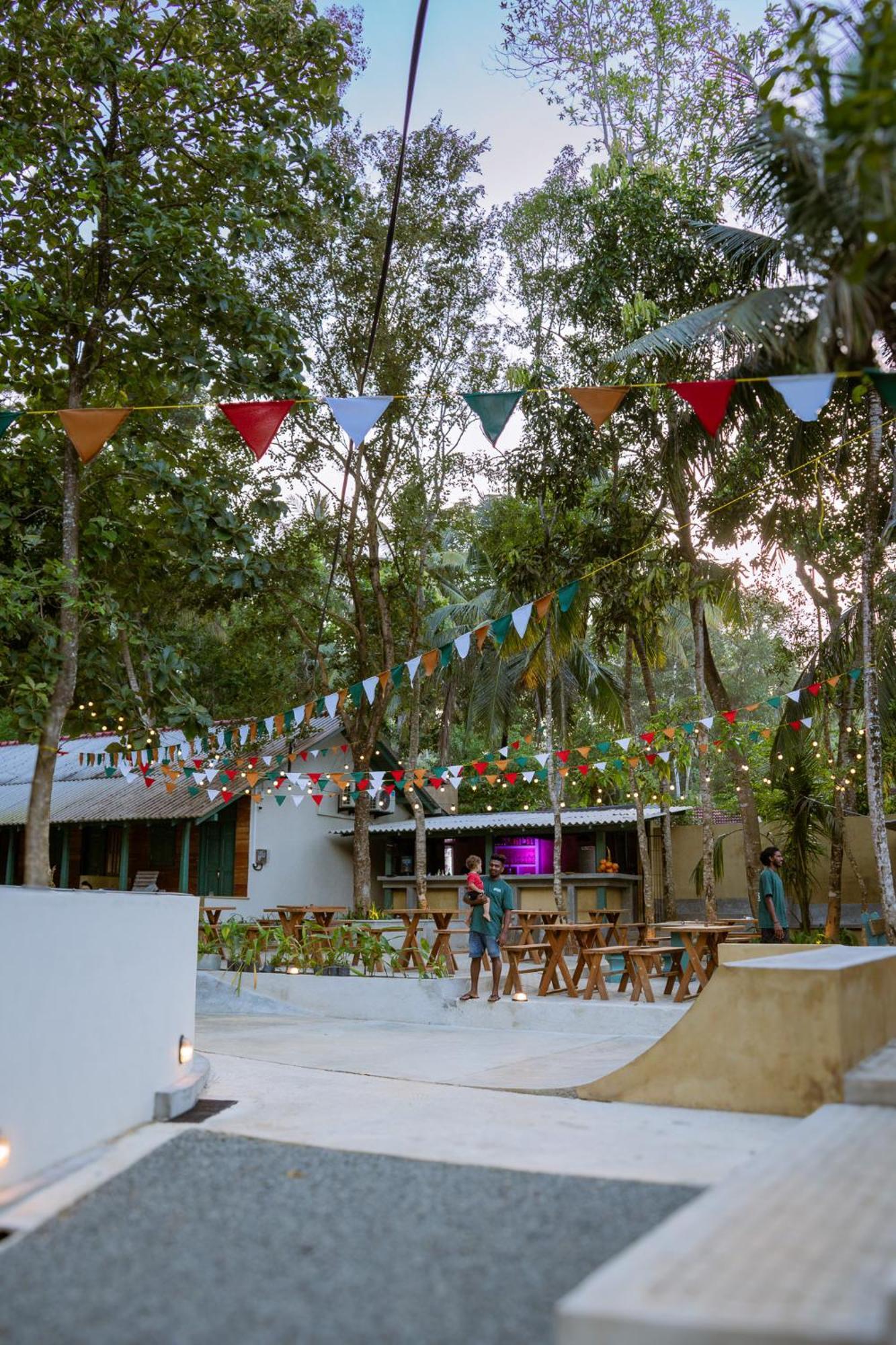 Auberge de jeunesse Locos Hiriketiya à Dikwella Extérieur photo